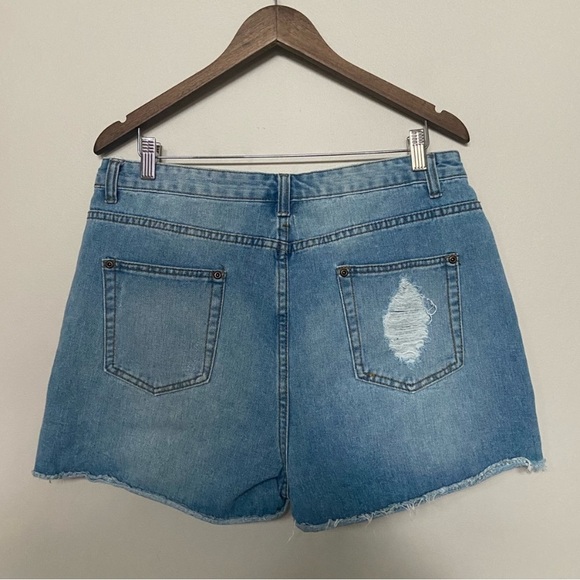 🌸 Boohoo 🌸 medium wash denim shorts - Picture 3 of 7